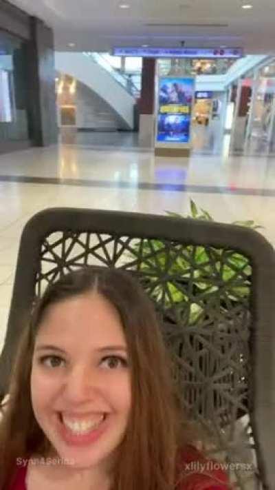 Pussy eating in the mall