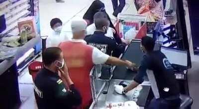 Egyptian citizen in Kuwait getting attacked and slapped by a Kuwaiti citizen.