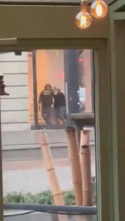 Happened today: hostage situation @ Apple store Amsterdam