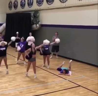 This cheerleader’s exit after faceplanting