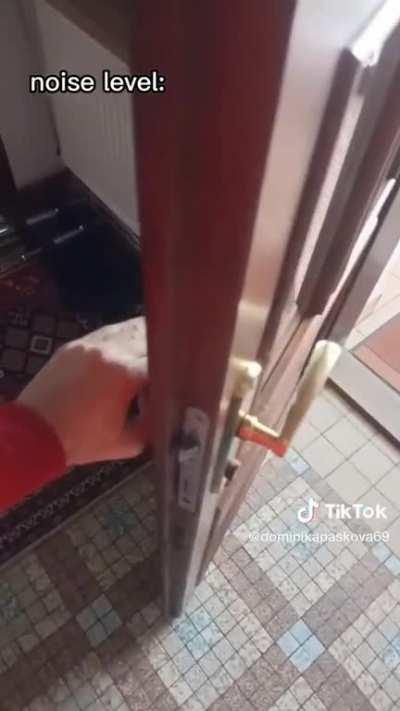 Se eu chegace em casa depois da meia noite, dormia do lado de fora só pra n abrir essa porta.