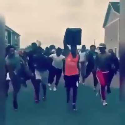 Anyone who played the Bora Bora Island level in lbp1 ran like this with Volver A Comenzar in the background 🤣🤣🤣🤣