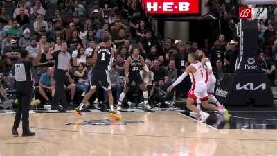 [Highlight] Wembanyama bamboozles Dillon Brooks with the savvy off-ball spin move to get free for the shot in OT