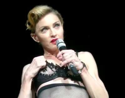 Madonna - Nipple flash
