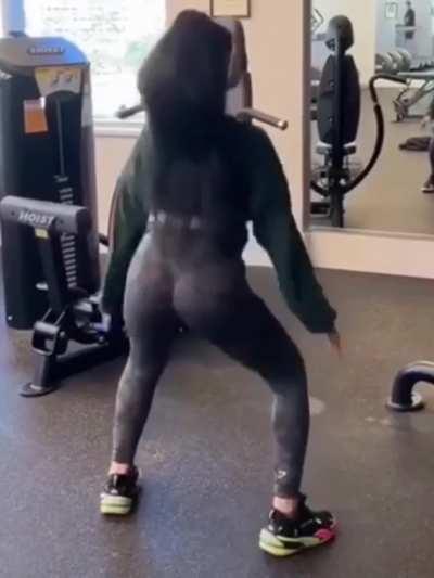 Bella Poarch’s 4’11” frame is perfect for jerking with a bud 