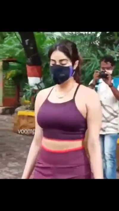 Paparazzi following janhvi Kapoor everywhere