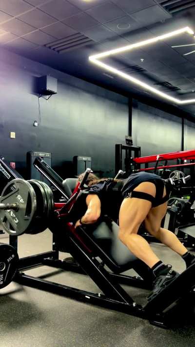 Reverse hack squat: more glute targeting #shreddedgains