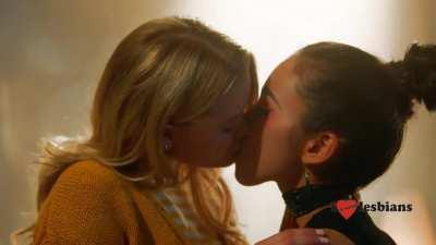 Virginia Gardner & Lyrica Okano (Marvel's Runaways - s03e04)