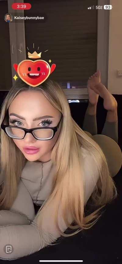 Full LIVE in pose red light green light.  With a countdown at the end! It was AMAZING 