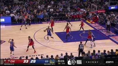 [Highlight] Curry with the pretty behind the back pass to Looney but Looney can't finish!