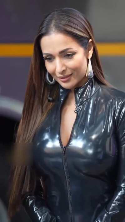 Hotty Malaika in latex dress