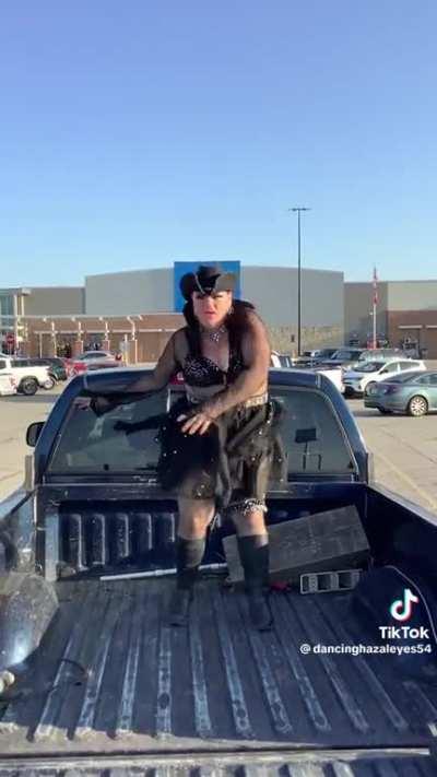 Parking lot is gettin lit...