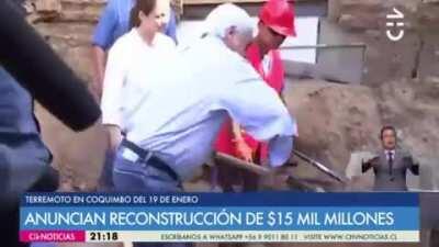 Chilean president has no idea how to use a shovel