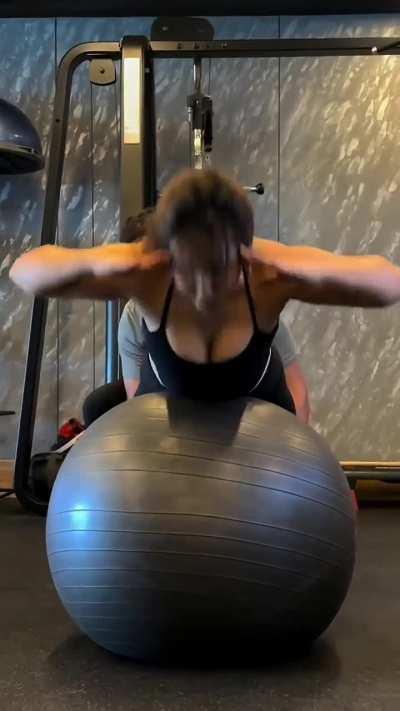 Neha Sharma Cleavage Latest HD 🤤🤤