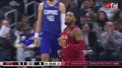 [Highlight] Garland with the fastbreak alley-oop to Mitchell!