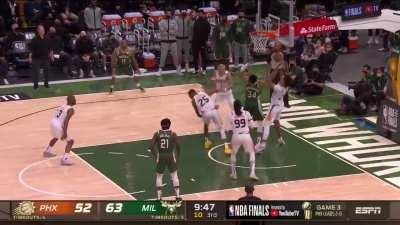 [Highlight] Giannis man handles the Suns and the rim for the emphatic slam dunk