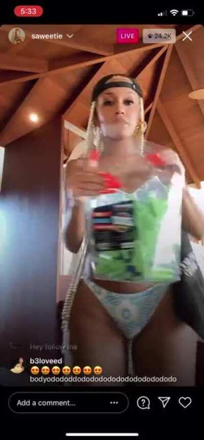 Early part of live before she started runnin around..