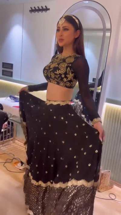 Mouni Roy 