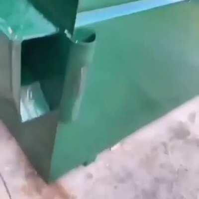 Man tries to approach Marvel actor for an autograph