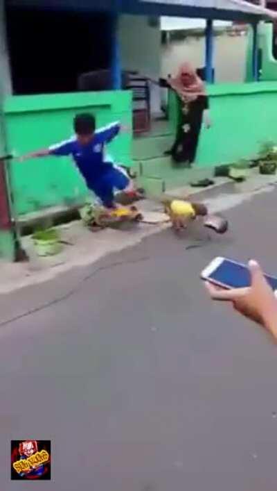 Mono en moto, simplemente epico