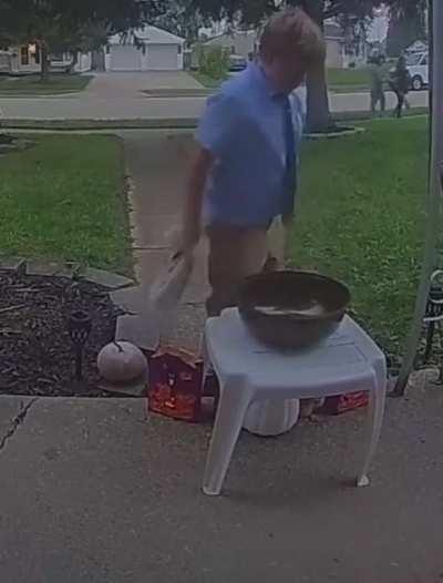 Now that its almost Halloween, heres a post i sent from last year. Wholesome video shows a kid that saw the bowl was empty so he put his own candy in for the next person (OC)