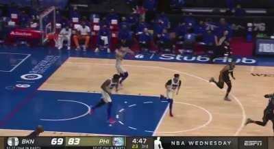 [Highlight] Ben Simmons throws the cross-court pass to Tobias Harris who throws it down on Kyrie and Jeff Green!
