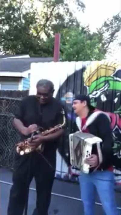 SAXOFOMISTA AFROAMERICANO TOCA Y CANTA CON NOSOTROS!