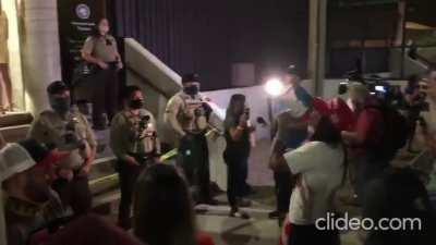 Des Trumpistes qui chantent 