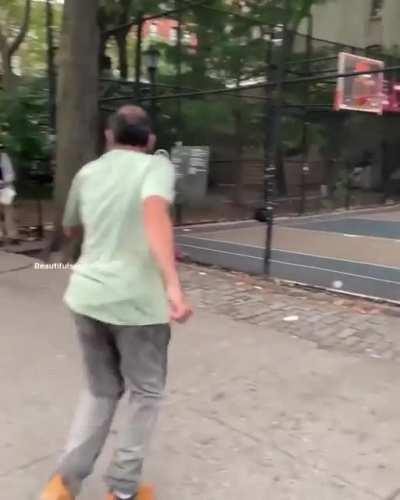 Only in NYC. This court is called “The Cage” and it’s legendary. Best basketball skills you’ll ever see. ( via beautifulsoulsinnyc/IG)