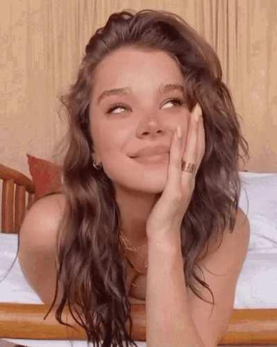 Hailee Steinfeld face is the perfect target