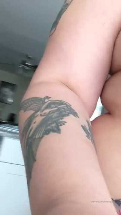 Big White booty clapping 👏🏾