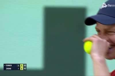 Sinner can’t stop laughing after a fan sneezes