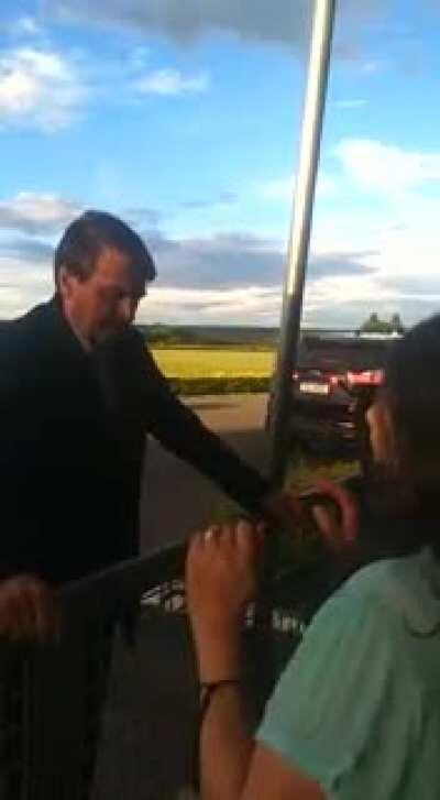 Eai bredditors o que acham da minha tia orando pro bolsonario? KKKKKKK vergonha da família infelizmente...