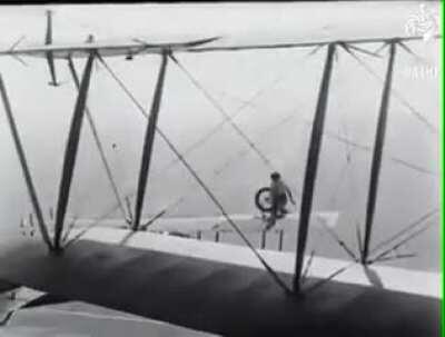 Pilot fixes landing gear mid-air
