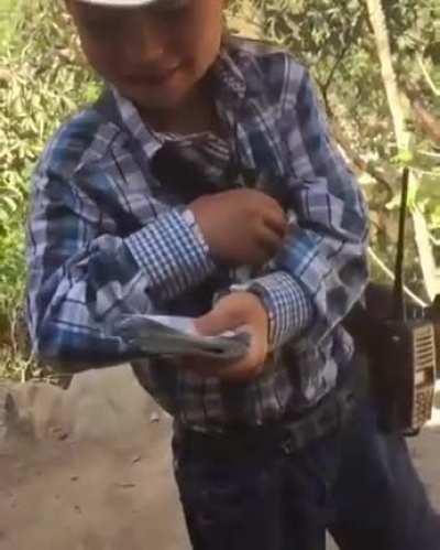Pistol toting child breaks out huge wad of cash👈👀