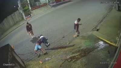 A truck loses control and crashes into a house in Ecuador