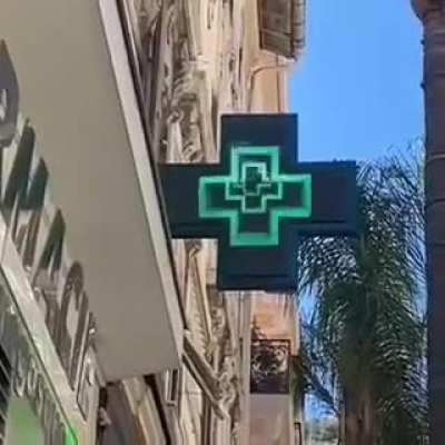 ahlala nos bonne vieille pharmacie et leur panneau