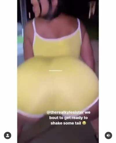 Juicy booty 🍑🥺