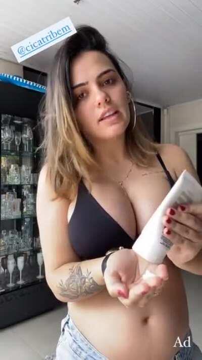 Sunaika Bruna e seus enormes seios (Cicatribem)