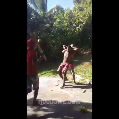 Alleged thief beaten by people from the neighborhood