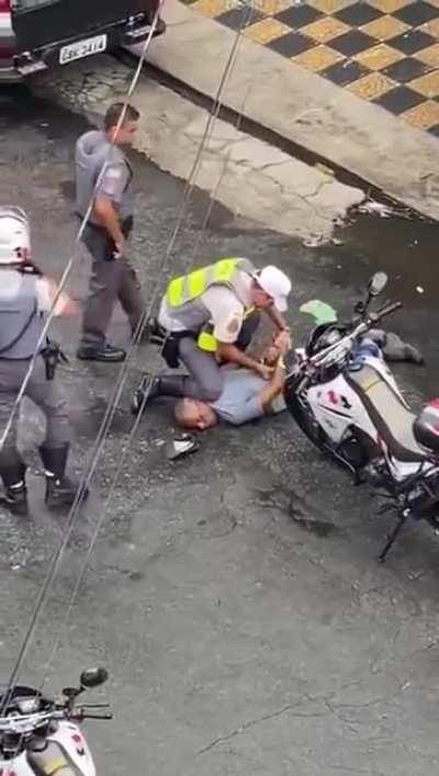 Idiot threatens people with a knife. Idiot gets immobilized by police. (Brazil)