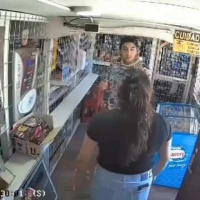 Mujer se defiende tras ser acosada sexualmente, Luego encierra al sujeto en su negocio.