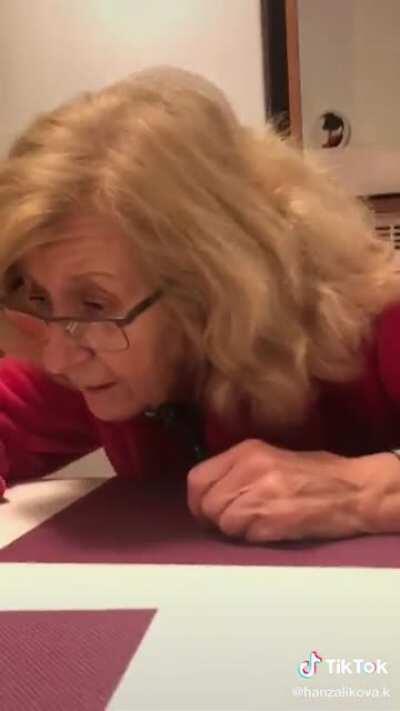 Keď dôchodci nadávajú na dôchodcov 🤜🤛👍 ale plne s ňou súhlasím. Takých nemusím ani ja. Credits to @hanzalikova.k z tiktok