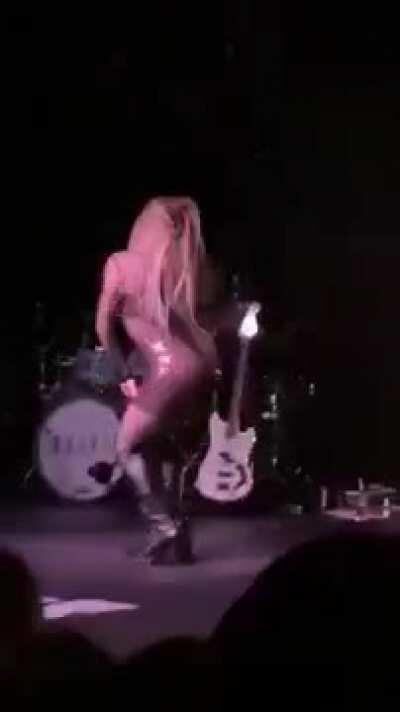 This ass should be grinding on my face nonstop 🍑😍