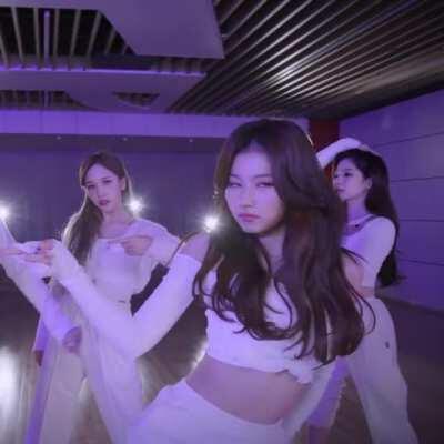 201222 - Sana showing no mercy (+ Dahyun, Mina)