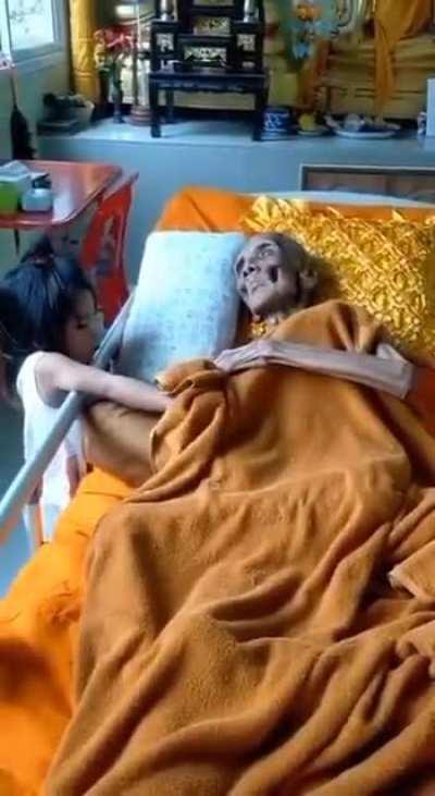 House of the Dragonses Episode 8 Preview - Viserys is bedridden.