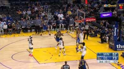 [Highlight] Curry crosses Russell over and finishes with a layup