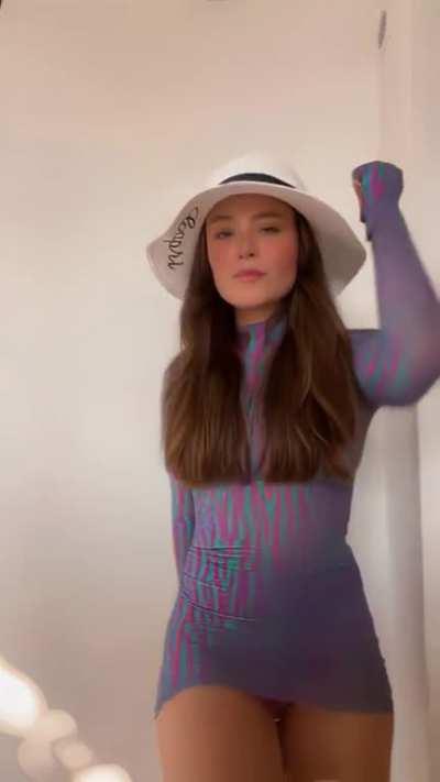 Larissa com seus seus 5 kilos de buceta