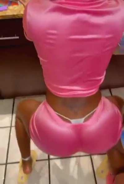 Bernice…que rica se le ve esa tanga🥵🍑💦