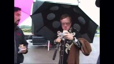 I stumbled upon this amazing behind the scenes it’s hilarious